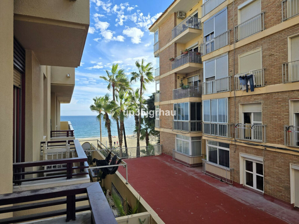 Middle Floor Apartment Estepona Málaga - image 3