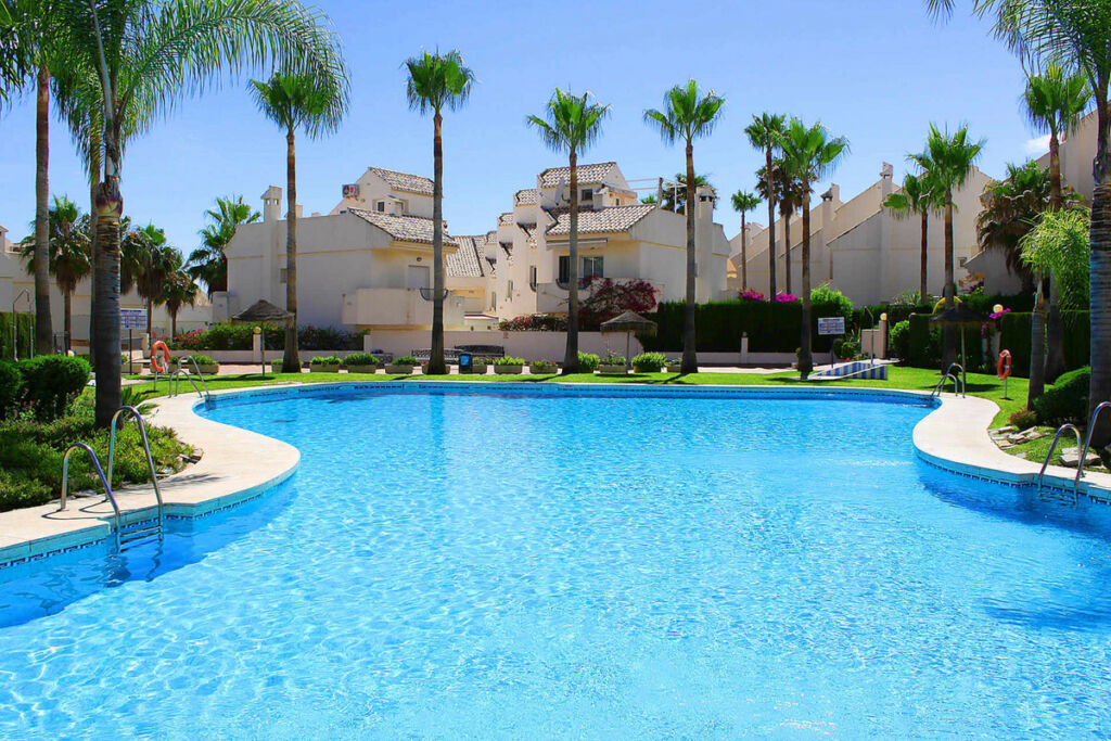 Townhouse Las Chapas Málaga - image 3