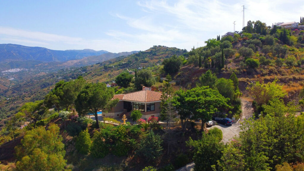 Detached Villa Sayalonga Málaga - image 4