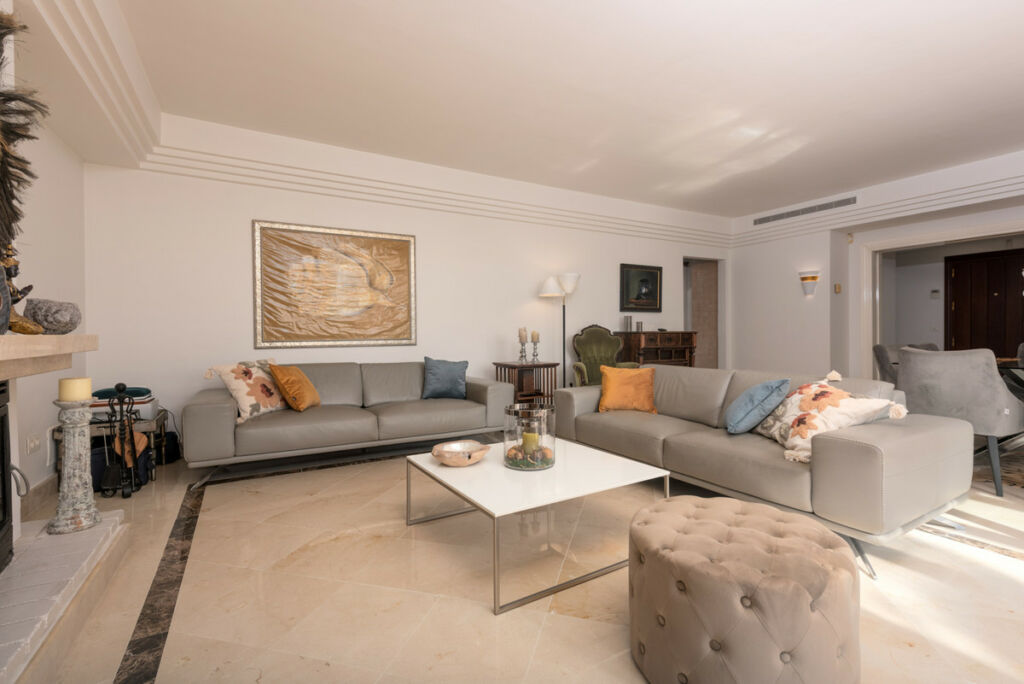 Penthouse Duplex Nueva Andalucía Málaga - image 3