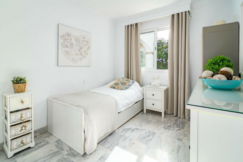 Middle Floor Apartment Nueva Andalucía Málaga - image 33