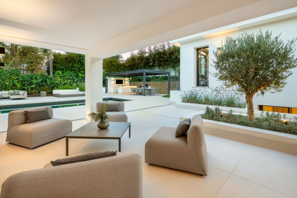 Detached Villa Nueva Andalucía Málaga - image 32