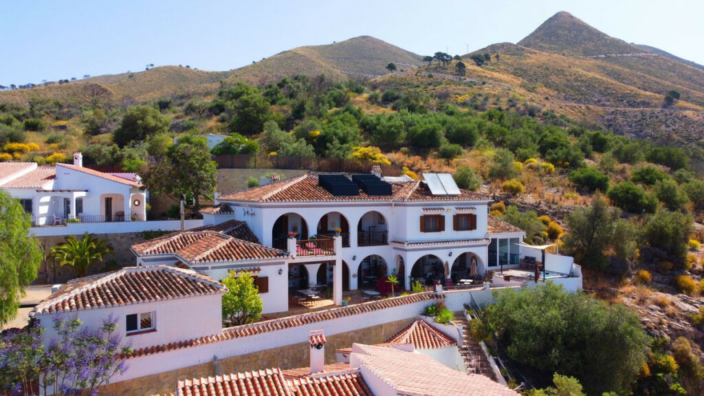 Detached Villa Cómpeta Málaga - image 4