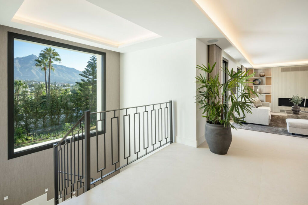 Detached Villa Nueva Andalucía Málaga - image 8