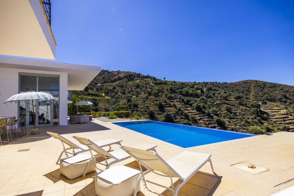 Detached Villa Sayalonga Málaga - image 6