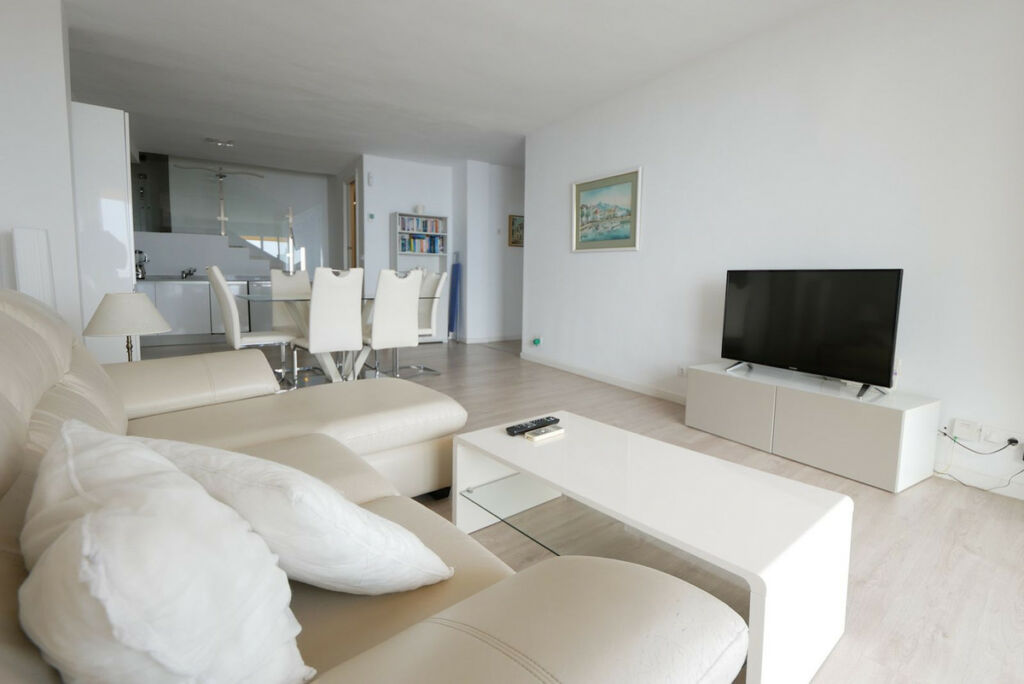 Top Floor Apartment Puerto de Cabopino Málaga - image 8