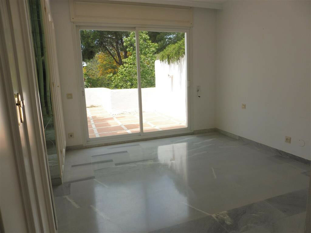 Penthouse Guadalmina Baja Málaga - image 4