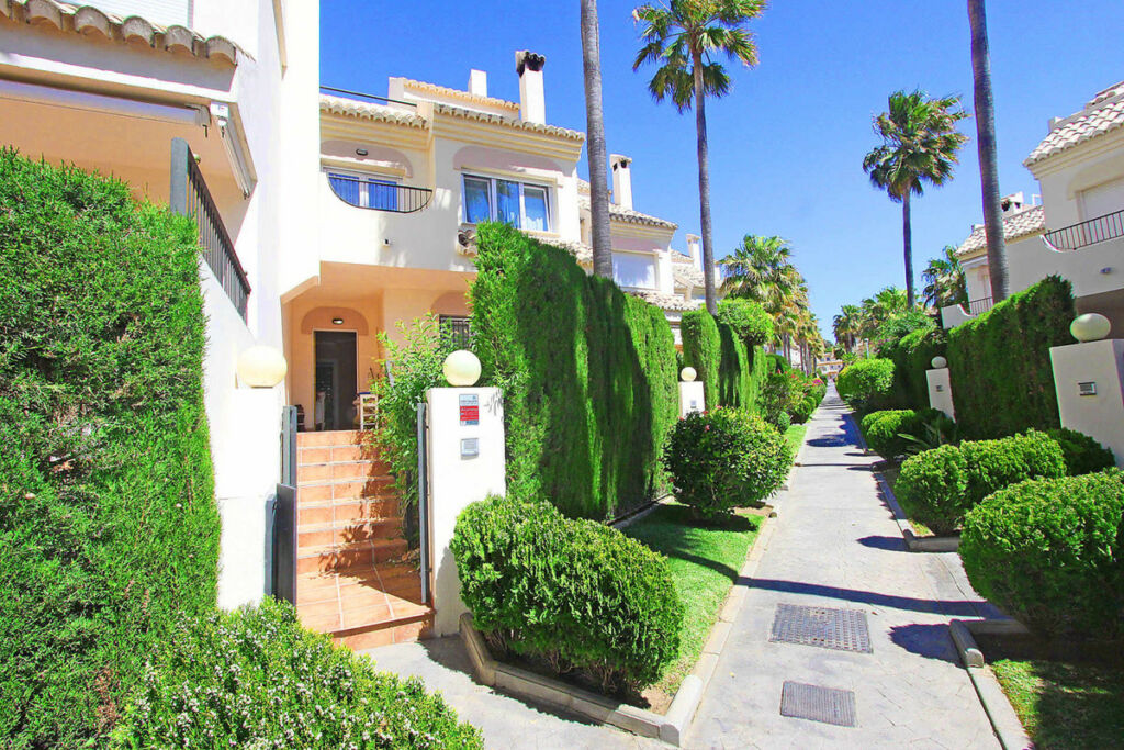 Townhouse Las Chapas Málaga - image 41