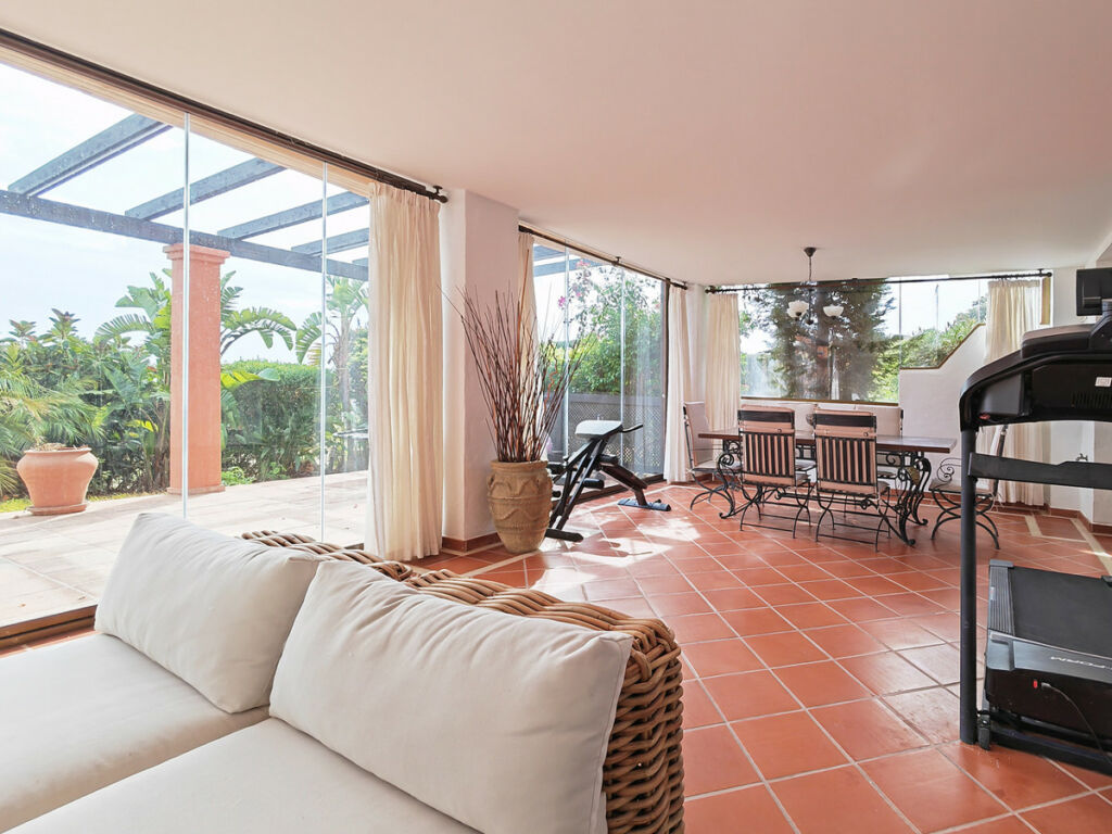Middle Floor Apartment La Mairena Málaga - image 3