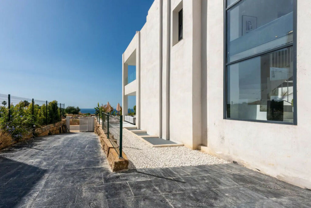 Detached Villa San Roque Cádiz - image 5