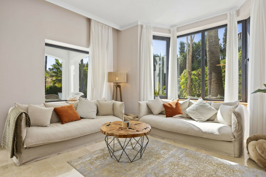 Detached Villa El Paraiso Málaga - image 6