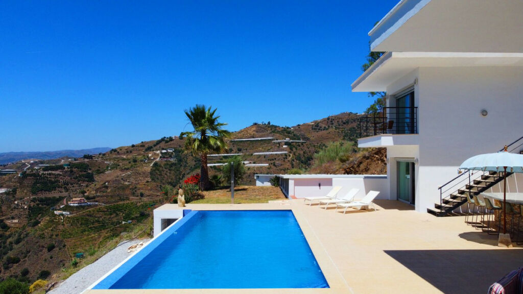 Detached Villa Sayalonga Málaga - image 7