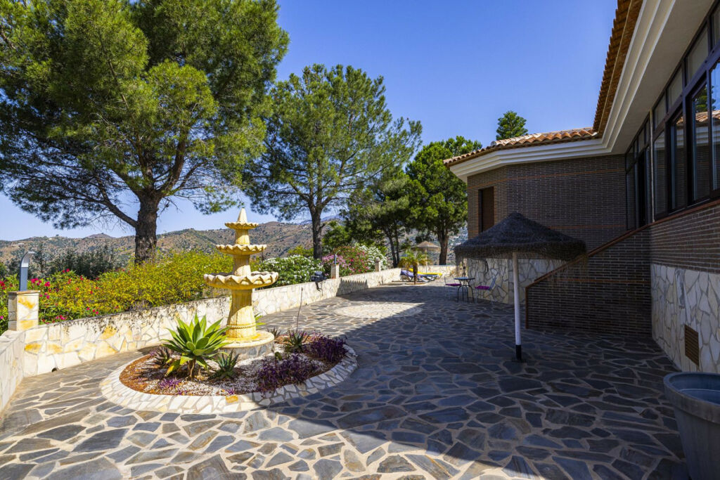 Detached Villa Sayalonga Málaga - image 50