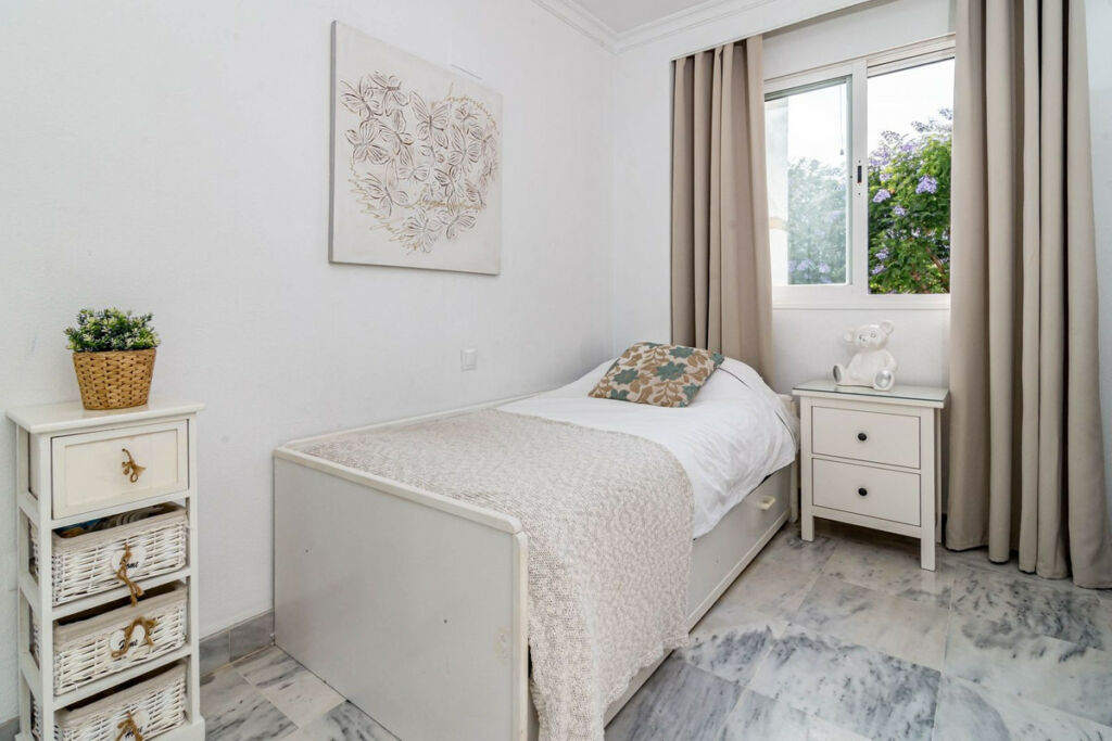 Middle Floor Apartment Nueva Andalucía Málaga - image 6