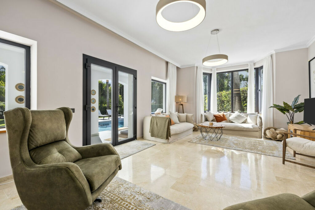 Detached Villa El Paraiso Málaga - image 7