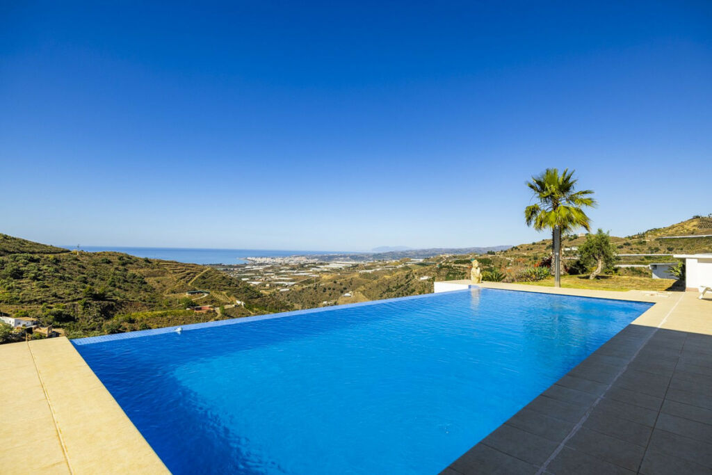 Detached Villa Sayalonga Málaga - image 4