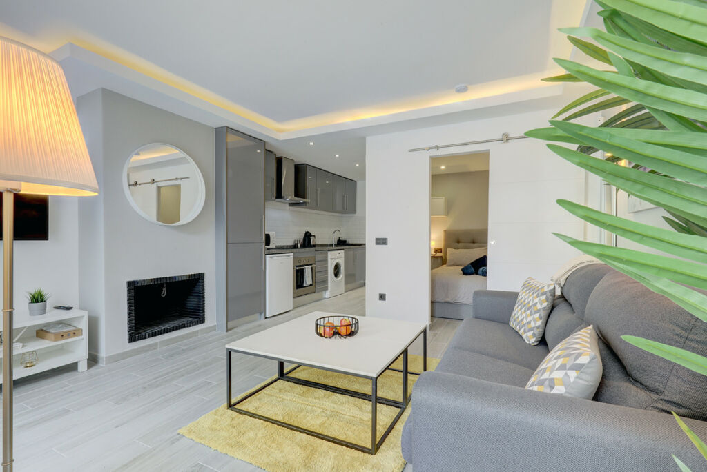 Middle Floor Apartment Nueva Andalucía Málaga - image 6