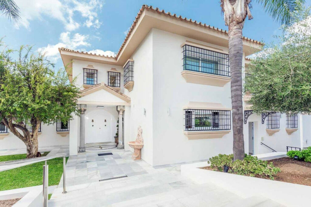 Detached Villa Río Real Málaga - image 2