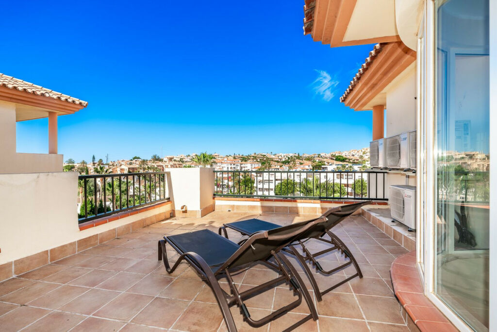 Detached Villa Riviera del Sol Málaga - image 8