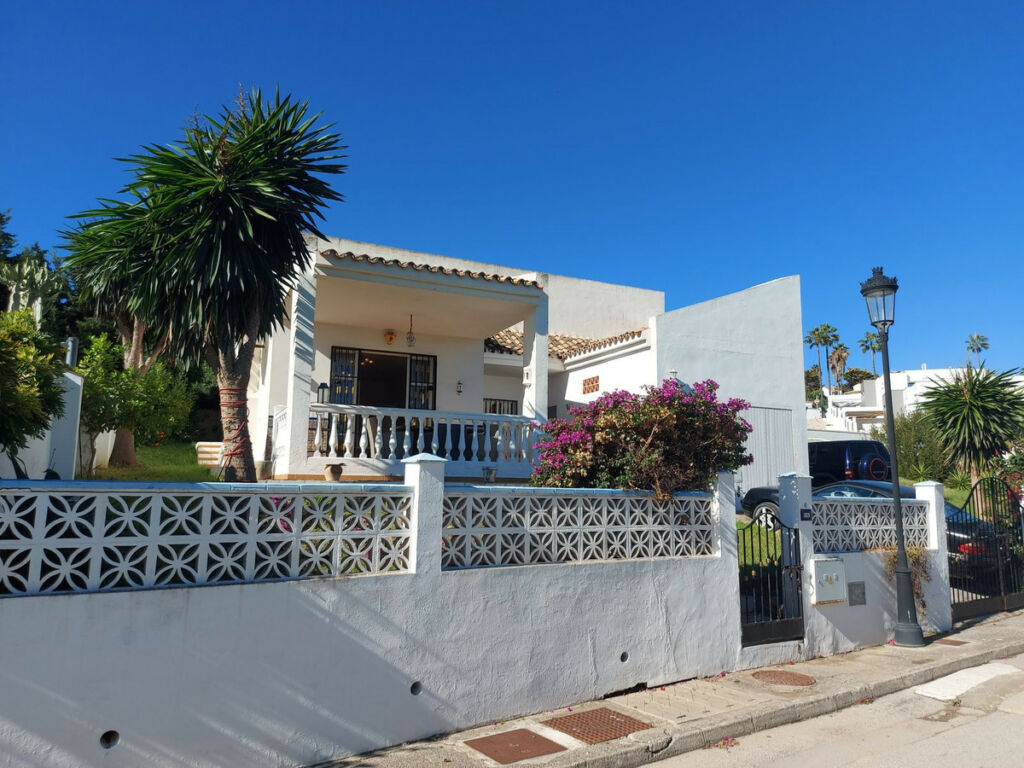 Detached Villa La Duquesa Málaga - image 8