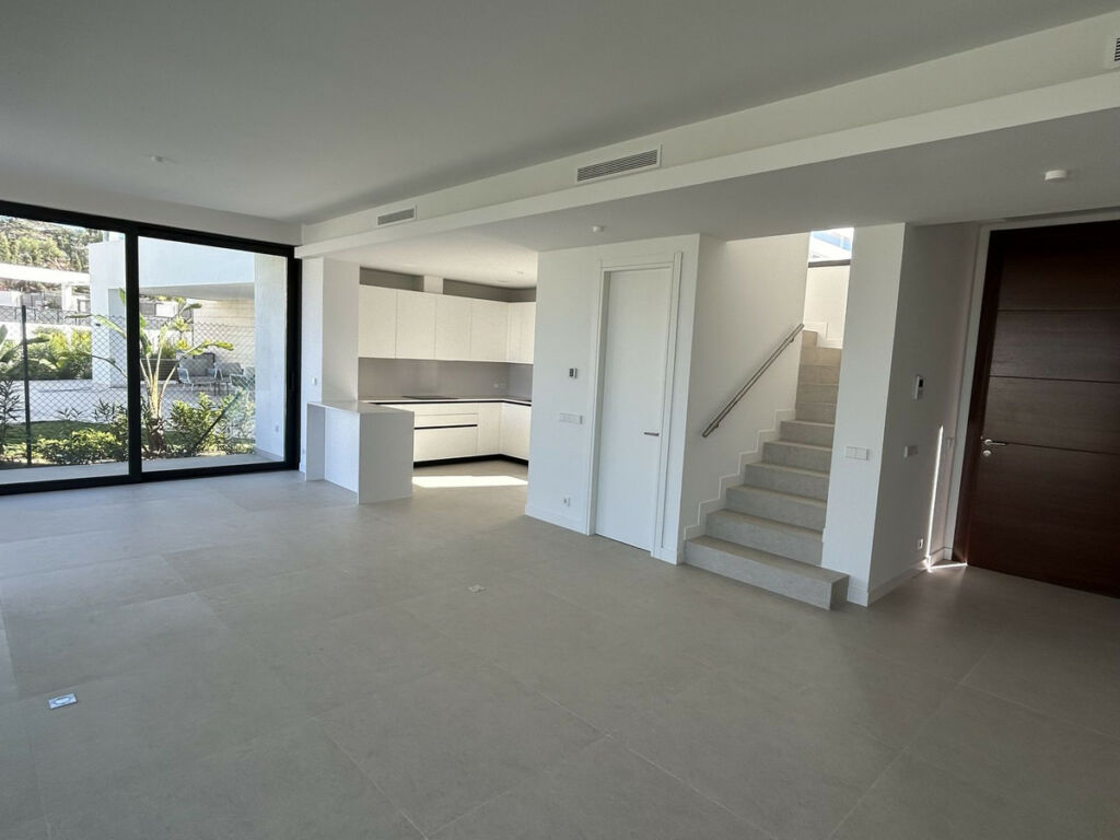 Detached Villa Río Real Málaga - image 8