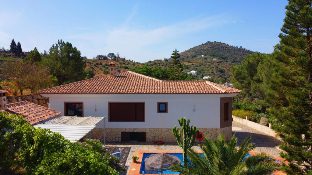 Detached Villa Sayalonga Málaga - image 9