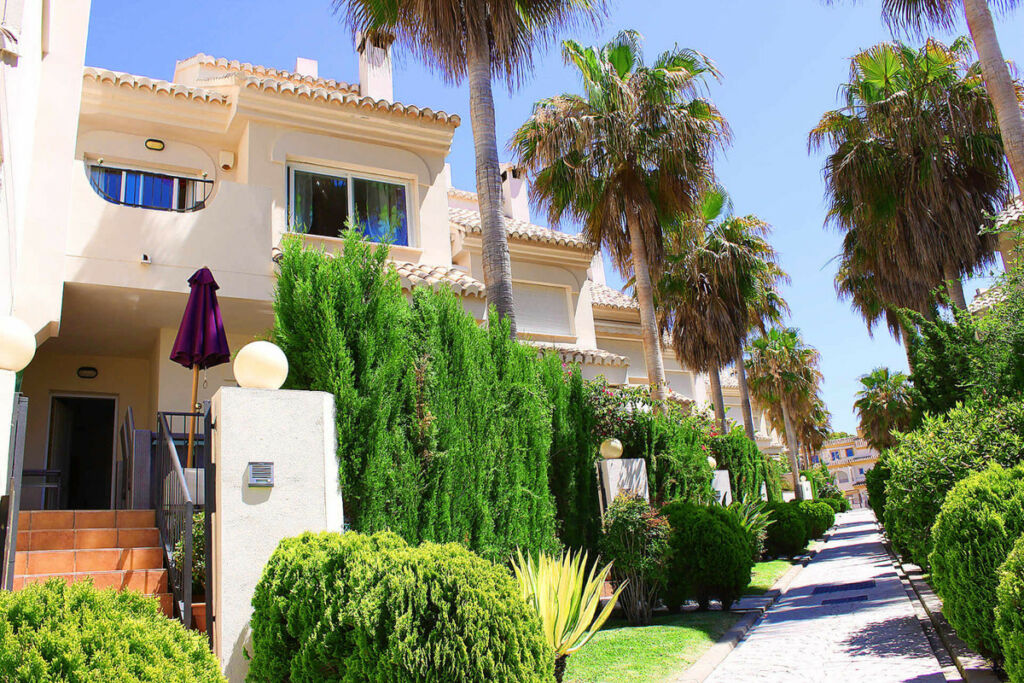 Townhouse Las Chapas Málaga - image 9