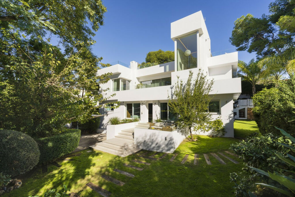 Detached Villa Nueva Andalucía Málaga - image 3