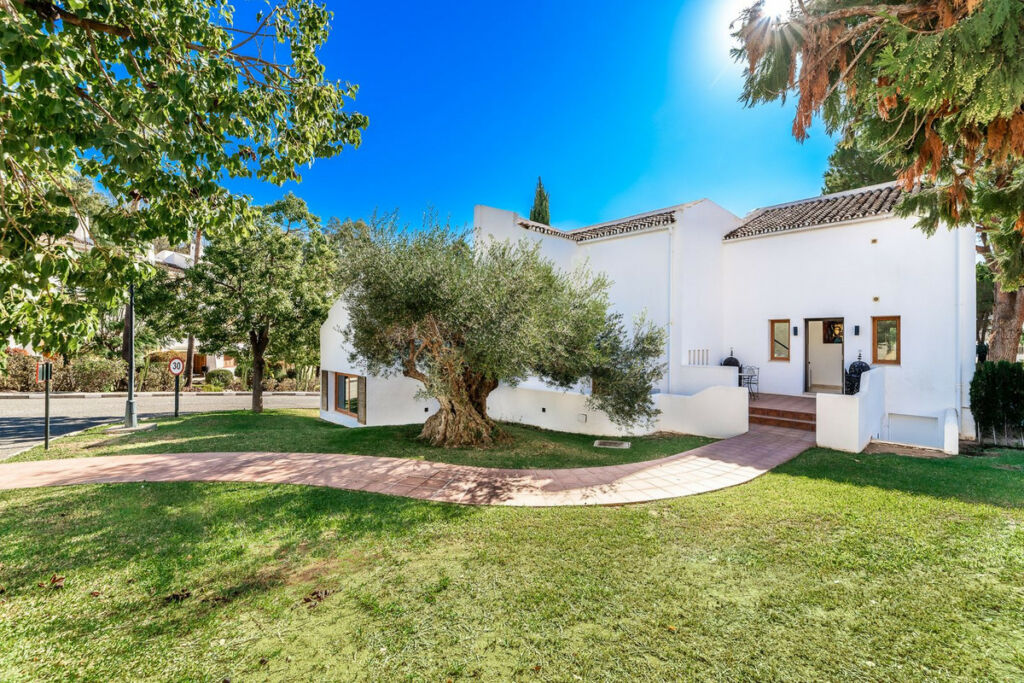Detached Villa Nueva Andalucía Málaga - image 11