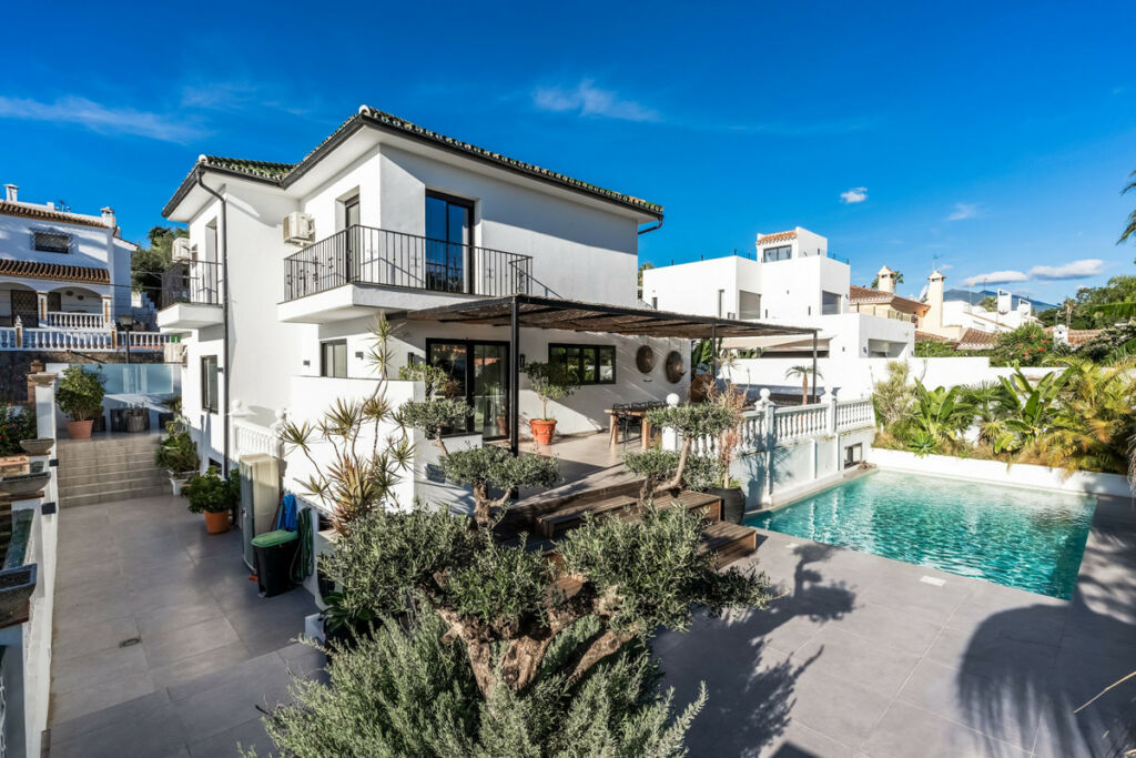 Detached Villa Nueva Andalucía Málaga - image 2