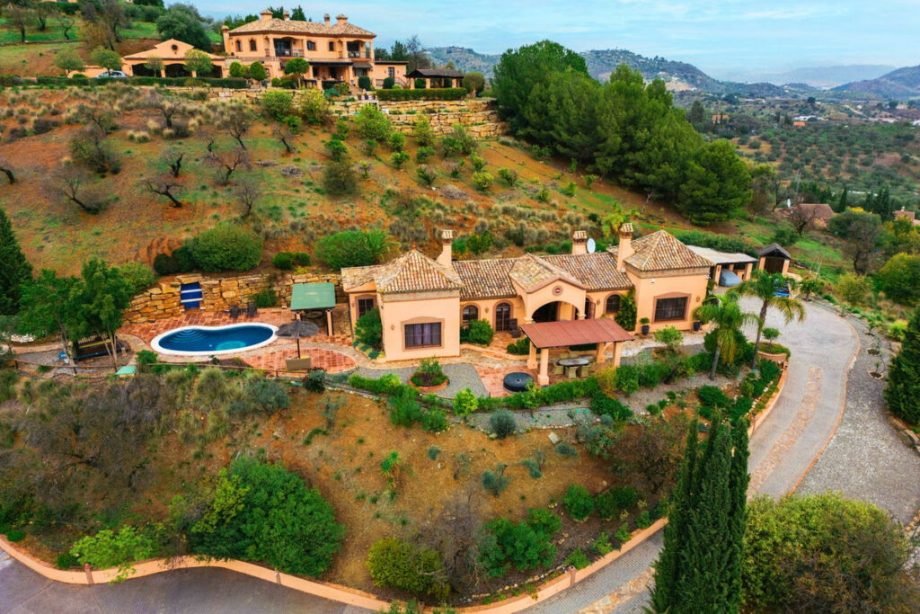 Detached Villa Monda Málaga - image 2