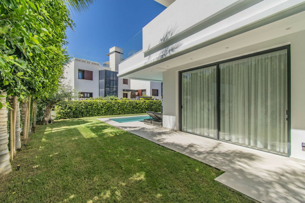 Detached Villa The Golden Mile Málaga - image 10
