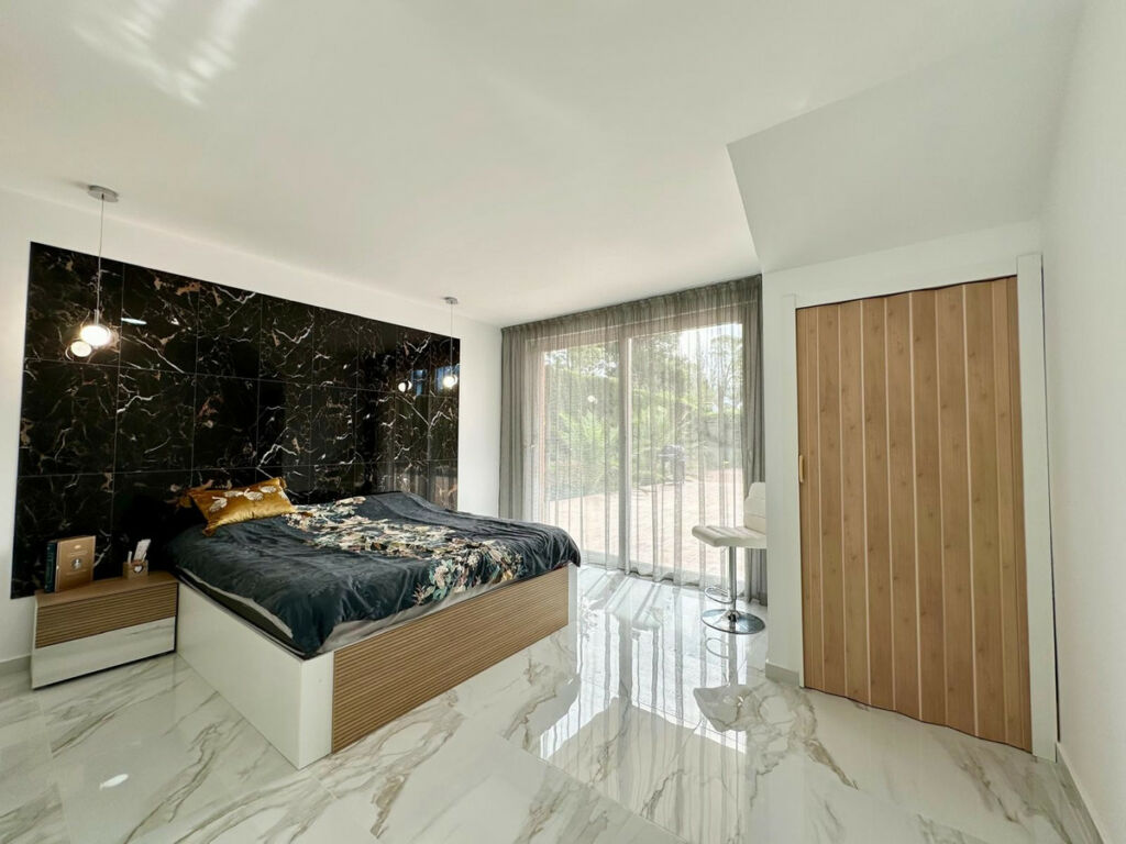 Detached Villa Petrer Alicante - image 10