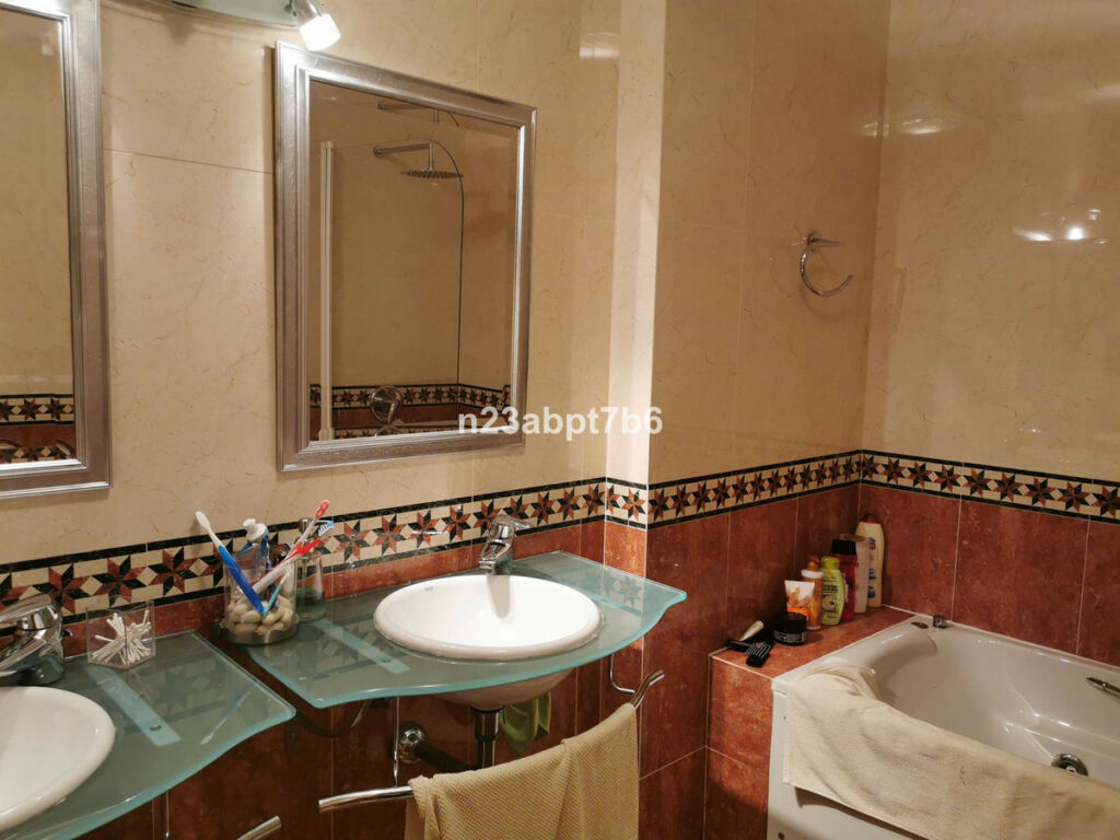 Middle Floor Apartment Aloha Málaga - image 10