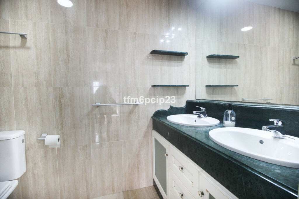 Townhouse La Duquesa Málaga - image 10