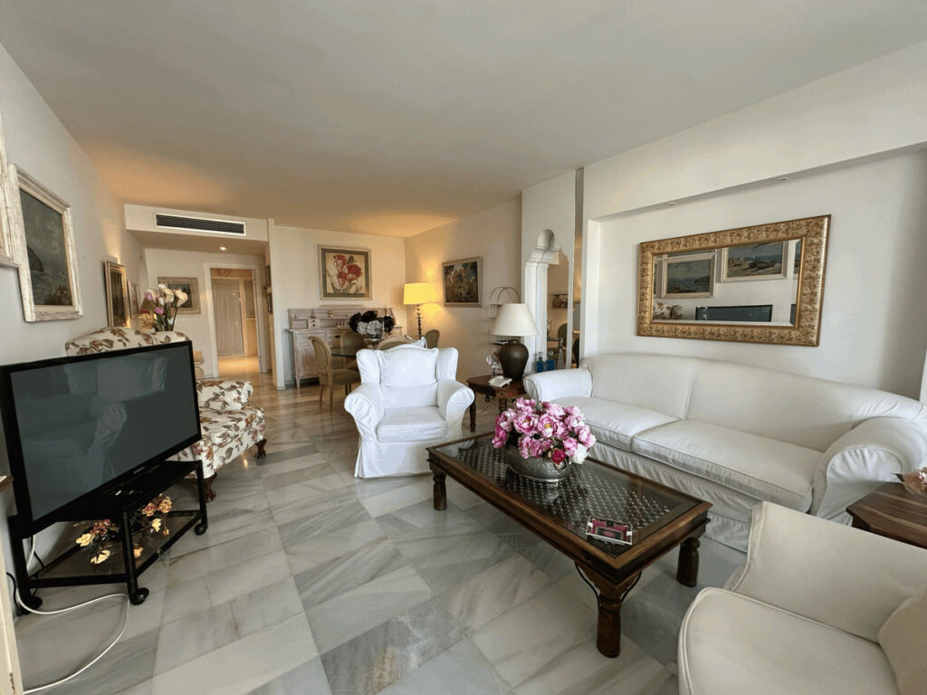 Middle Floor Apartment Estepona Málaga - image 13