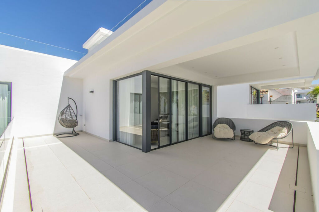Detached Villa The Golden Mile Málaga - image 15