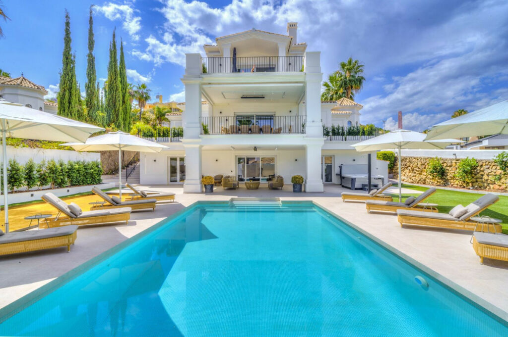 Detached Villa Nueva Andalucía Málaga - image 16