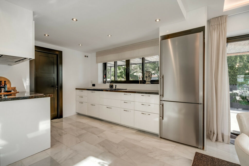 Detached Villa Nueva Andalucía Málaga - image 17