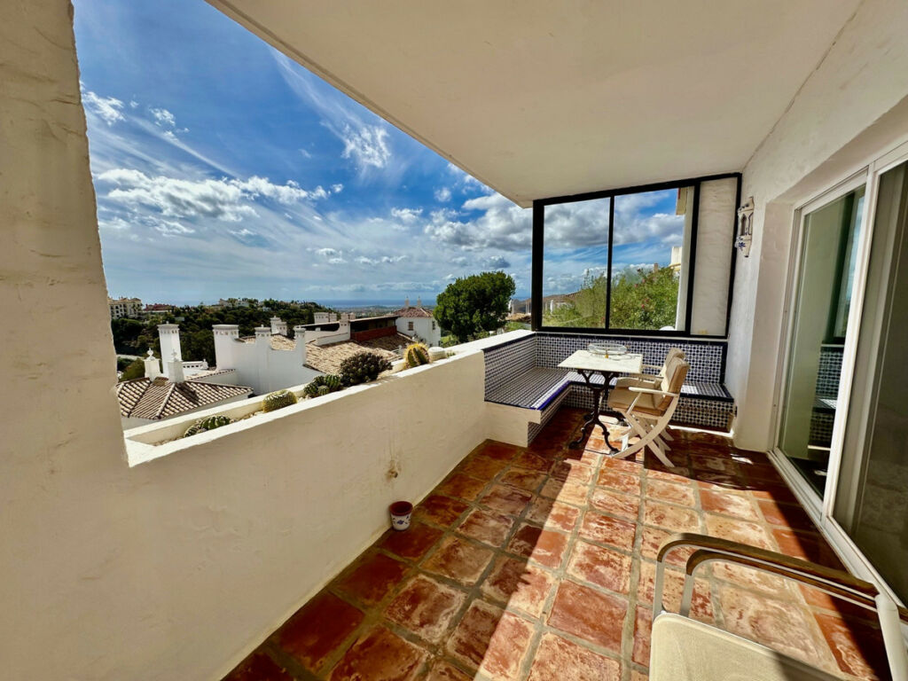 Middle Floor Apartment Benahavís Málaga - image 2