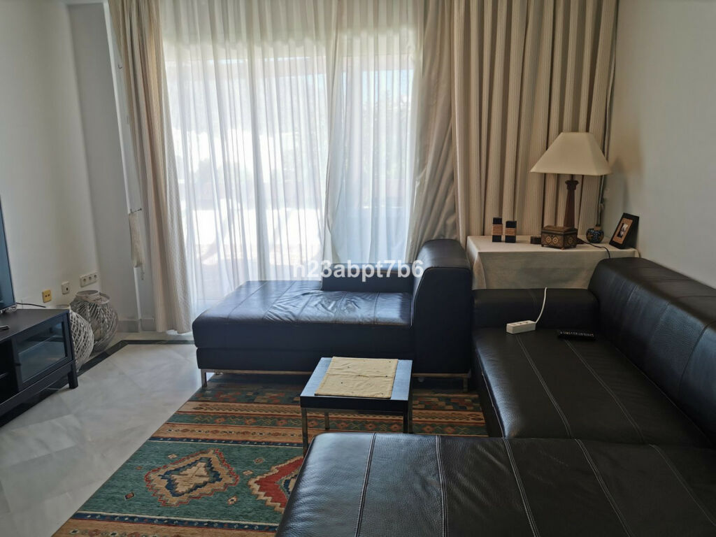Middle Floor Apartment Aloha Málaga - image 2