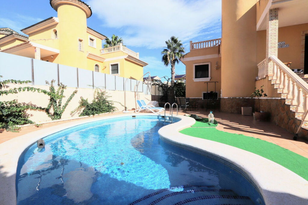 Detached Villa Villamartin Alicante - image 3