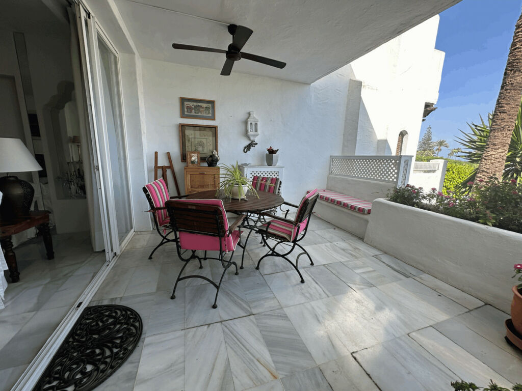 Middle Floor Apartment Estepona Málaga - image 2