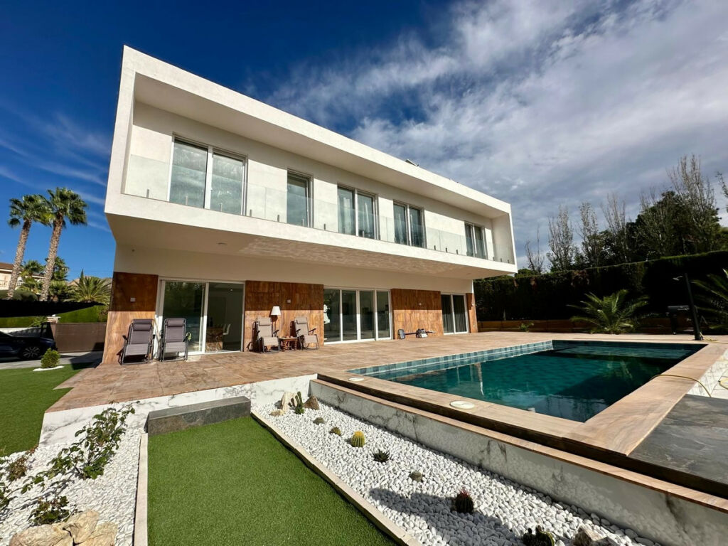 Detached Villa Petrer Alicante - image 2