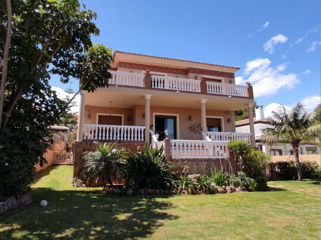 Detached Villa Sierrezuela Málaga - image 2
