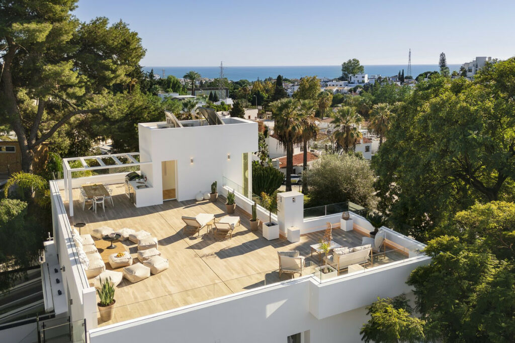 Detached Villa Nueva Andalucía Málaga - image 2