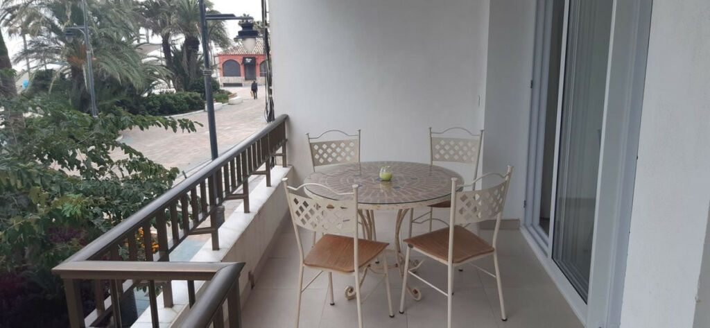 Middle Floor Apartment Estepona Málaga - image 2