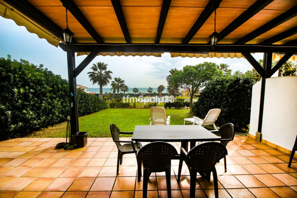 Townhouse La Duquesa Málaga - image 2