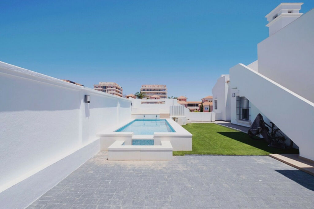 Detached Villa Manilva Málaga - image 2