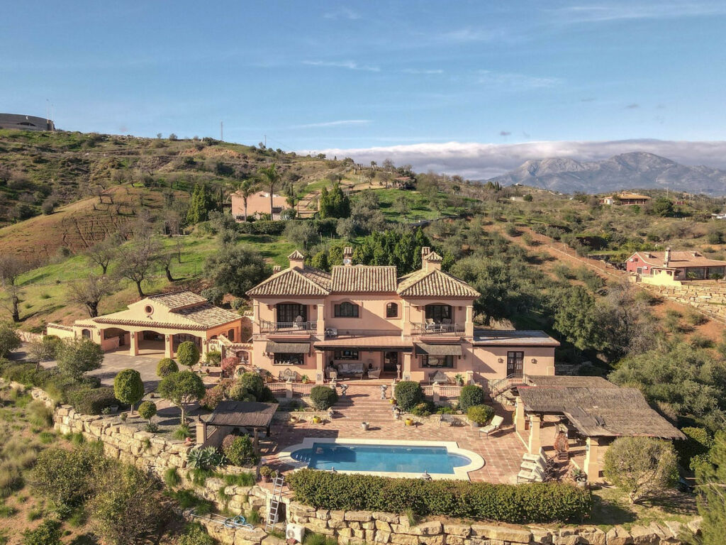 Detached Villa Monda Málaga - image 2